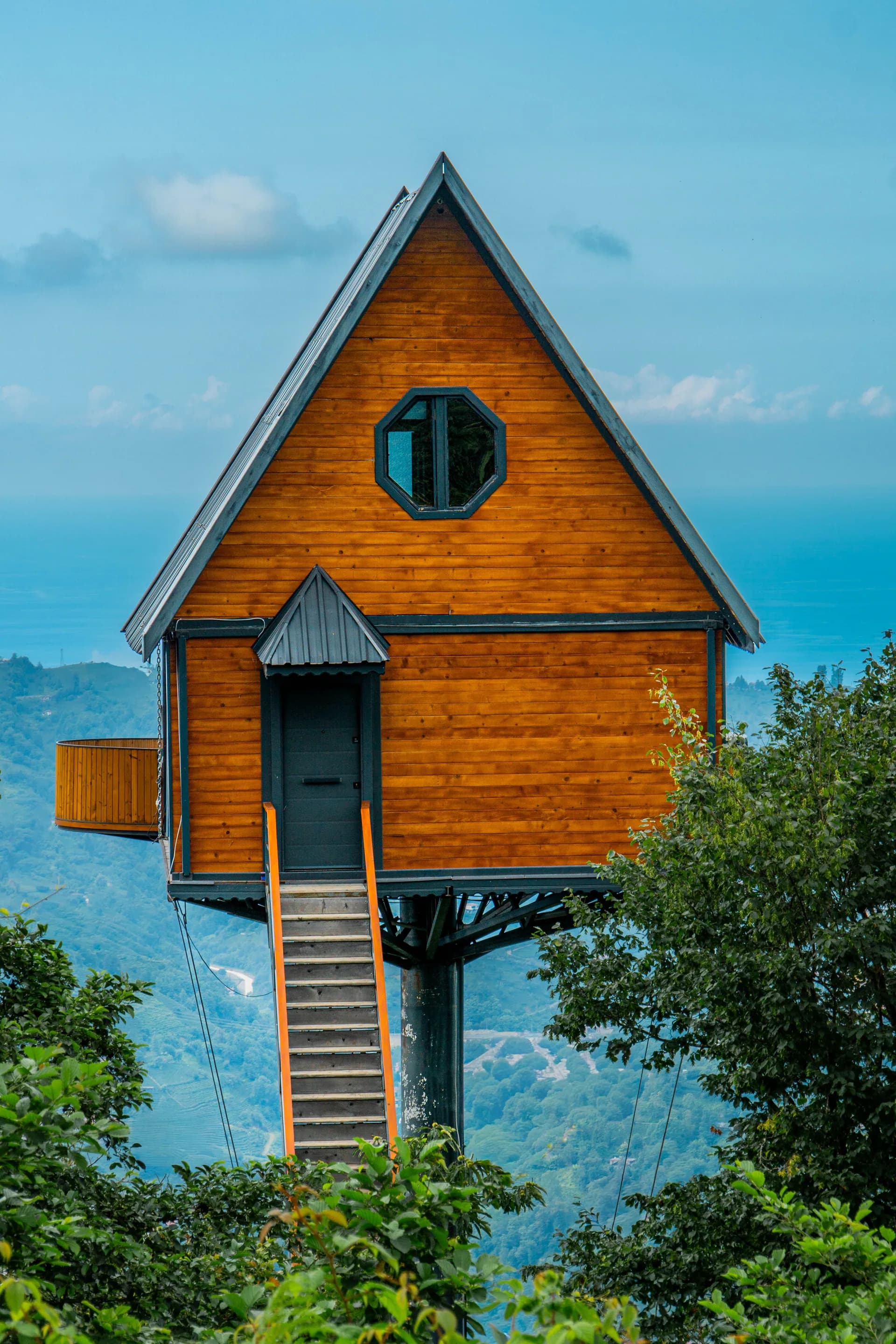 BookNoFees Beispielbild: Holzbaumhaus mit Treppe und Aussicht ins Tal