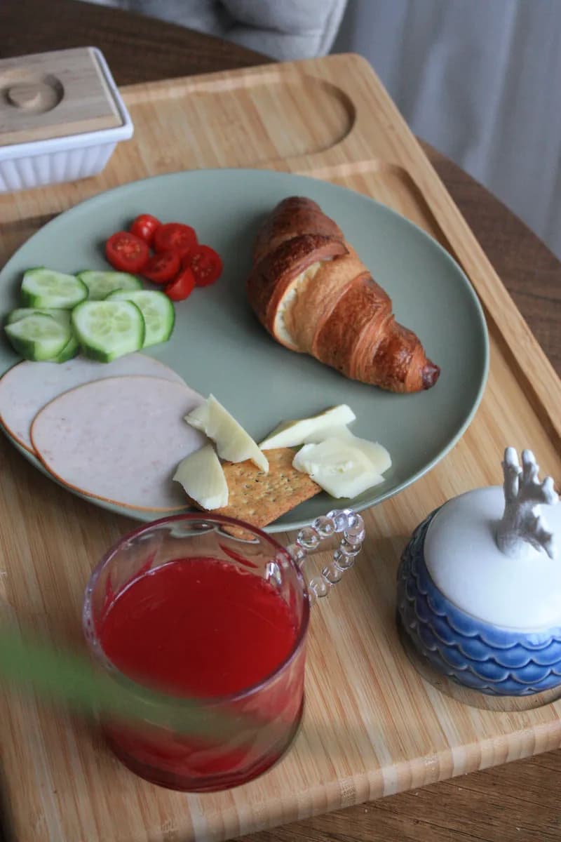 BookNoFees Beispielbild: Frühstückstablett mit Croissant, Gemüse und Saft