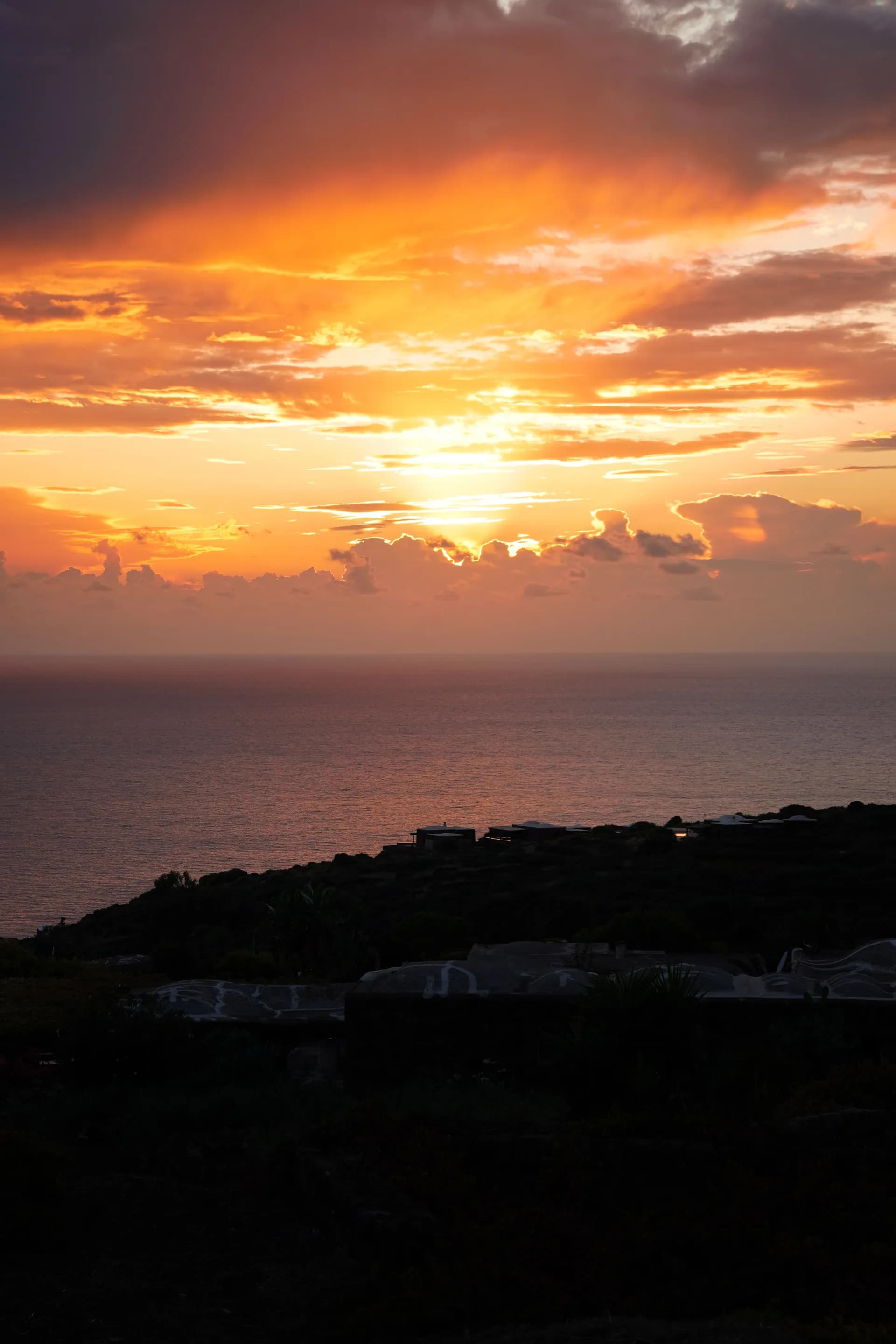 BookNoFees Beispielbild: Sonnenuntergang über der Küste von Pantelleria