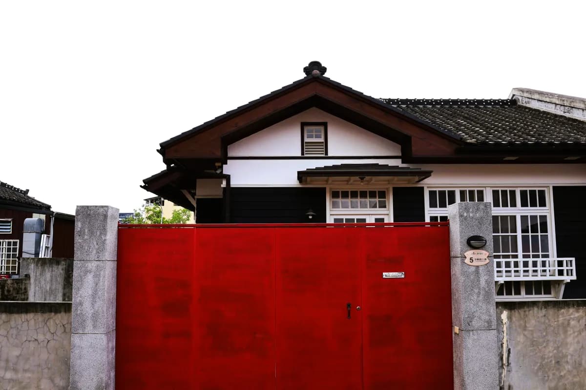 BookNoFees Beispielbild: Traditionelles Haus mit rotem Tor in Taiwan
