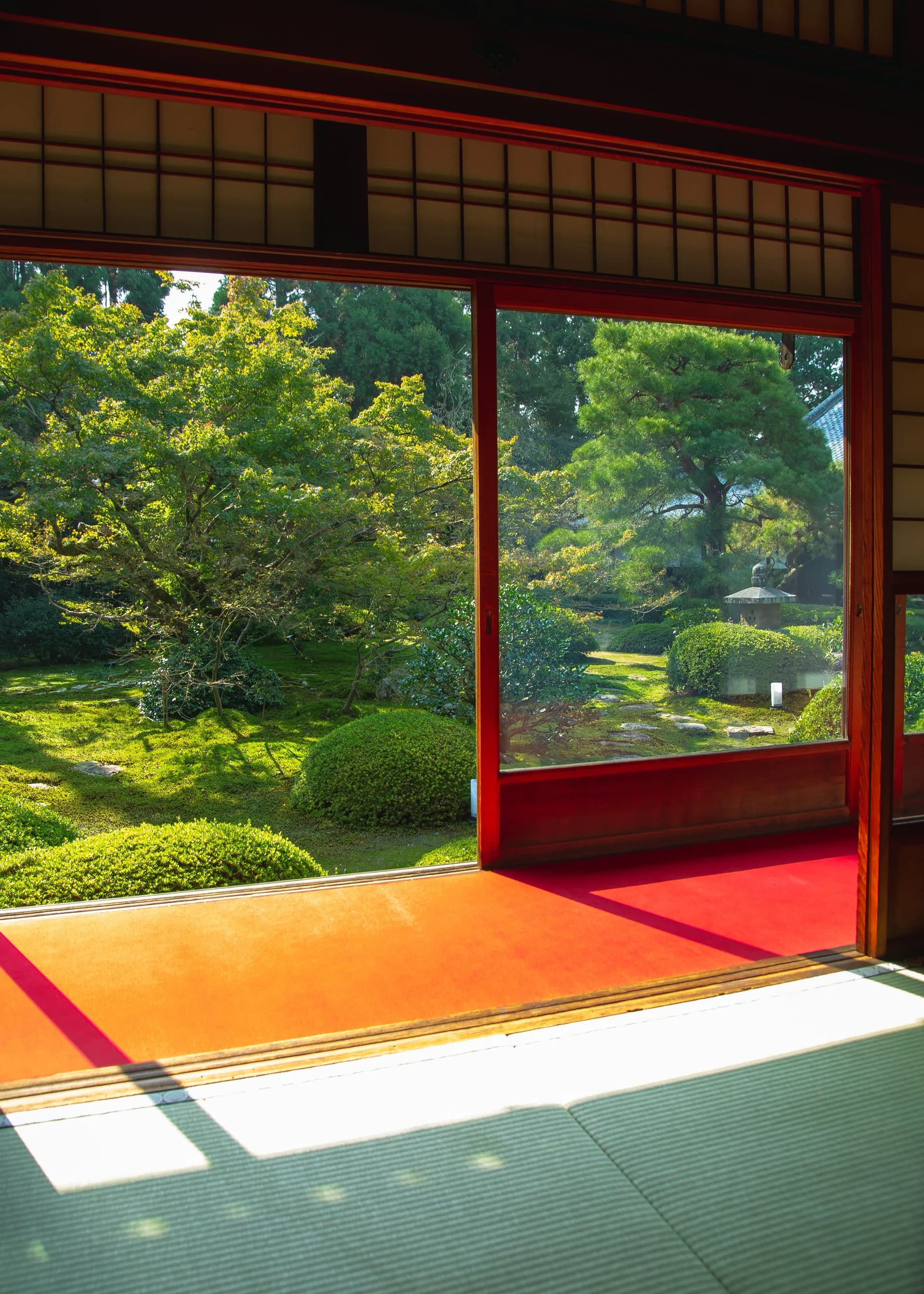BookNoFees Beispielbild: Japanischer Raum mit Tatamimatten und weitem Blick in einen grünen Garten