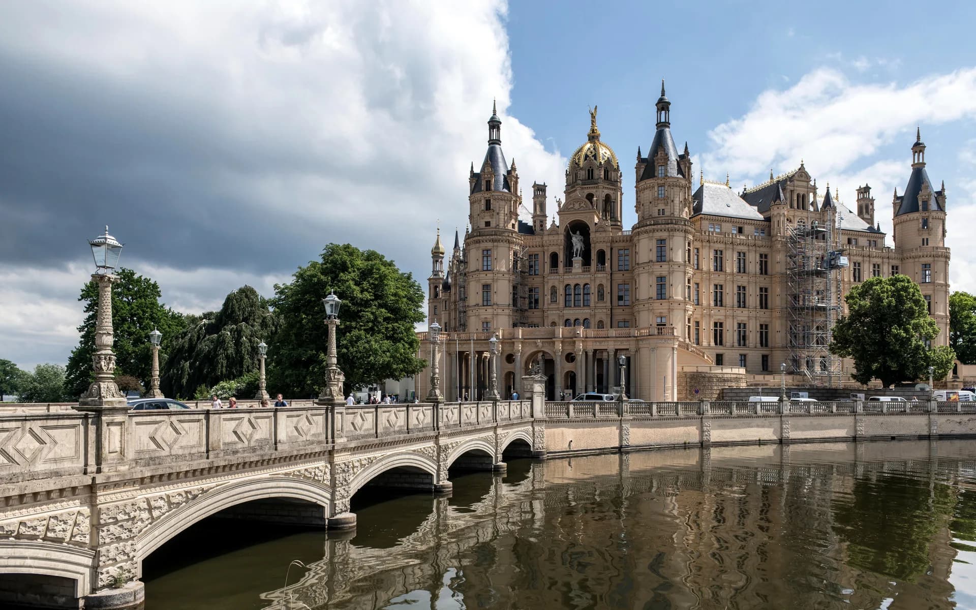 BookNoFees Beispielbild: Schweriner Schloss mit Türmen und Brücke über das Wasser