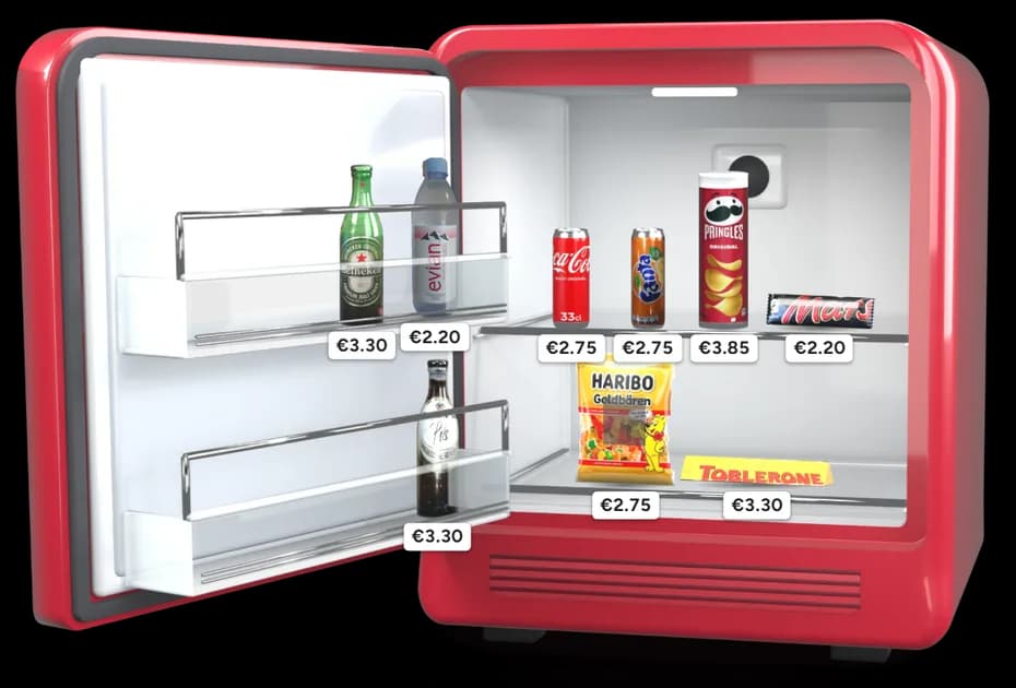 BookNoFees Minibar, wie Ihre Gäste sie sehen: geöffnet, mit Getränken, Snacks und einem Preis an jedem Produkt