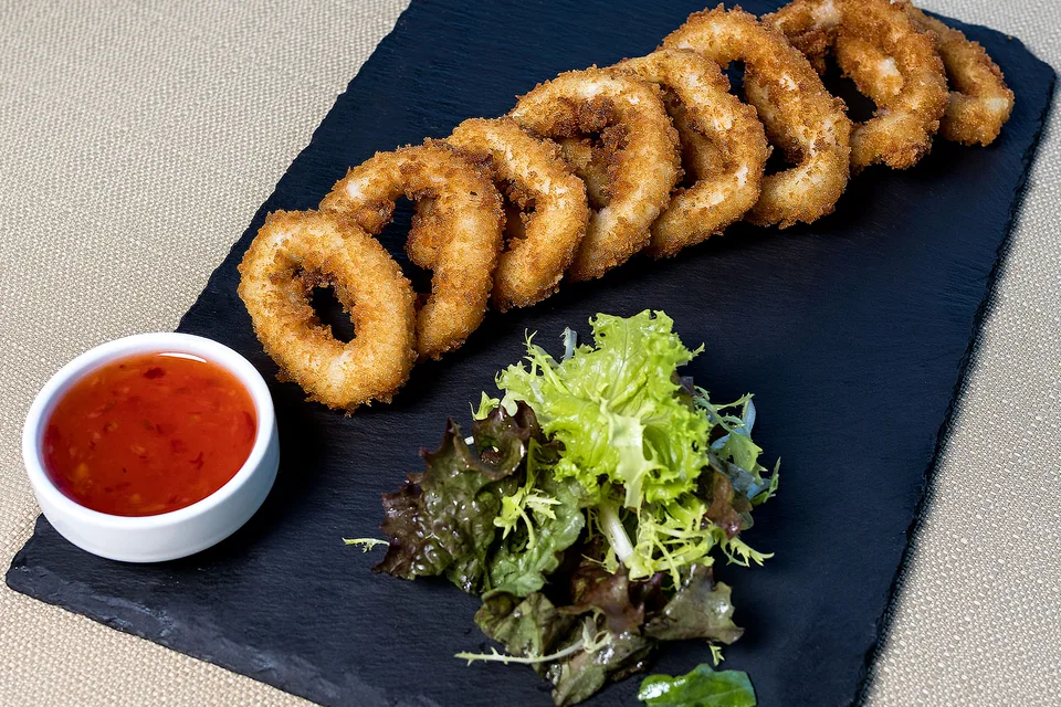 BookNoFees: Beispielfoto: Frittierte Tintenfischringe mit Salat und Dip