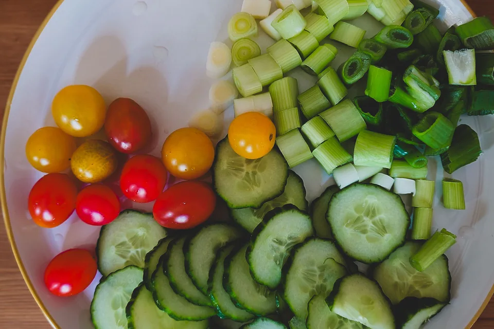 BookNoFees: Beispielfoto: Gemüsesalat mit Gurke, Tomaten und Frühlingszwiebeln