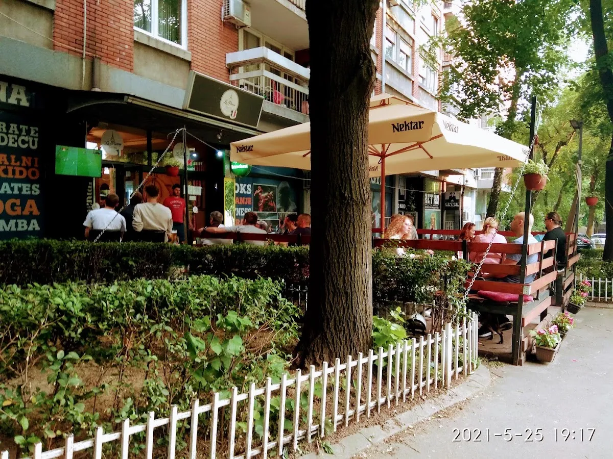 BookNoFees: Café – La Pierre – Belgrade – Der Stein, Foto 1