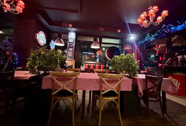 BookNoFees: Chicago's Pizza, Warsaw