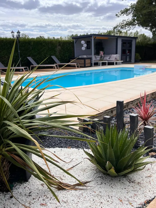 BookNoFees: Charmante Ferienwohnung mit privatem Pool und Strohhütte – Gennes-Val-De-Loire
