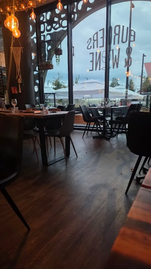 BookNoFees: Burgers & Wine, Helsinki