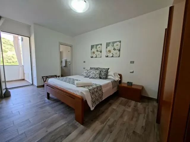 BookNoFees: Ruhige Wohnung im Stadtzentrum mit Balkon und Bergblick – VILLASIMIUS