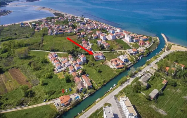 BookNoFees: Eine ruhige Einzimmerwohnung mit überdachtem Eingang und einer Weinrebe – Nin