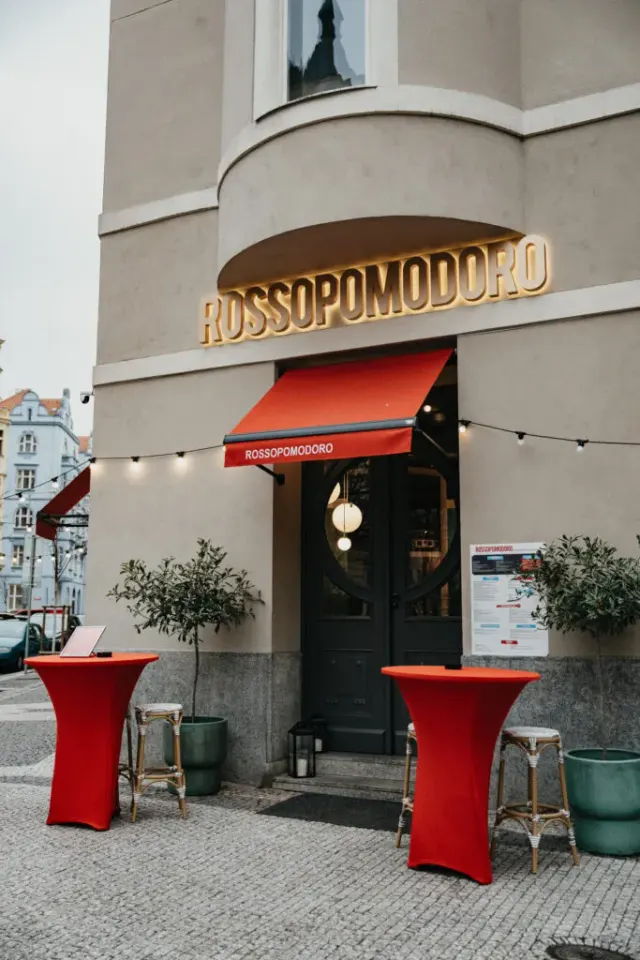 BookNoFees: ROSSOPOMODORO, Prague