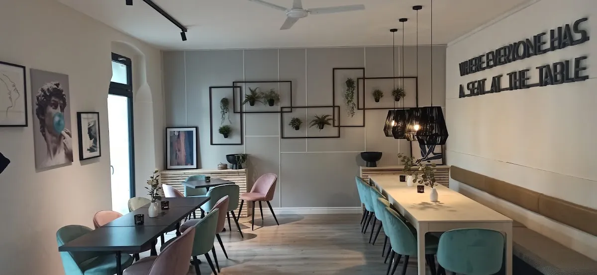 BookNoFees: Restaurant – Primavera – Bratislava – Frühling, Foto 1