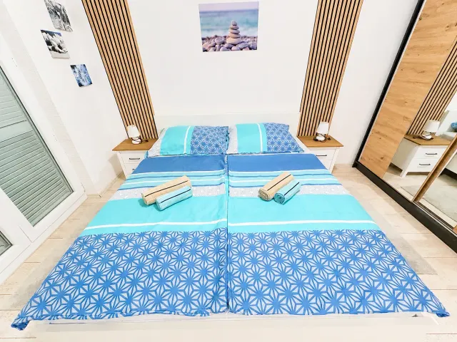 BookNoFees: Ruhige und stilvolle Wohnung mit Balkon – Rab