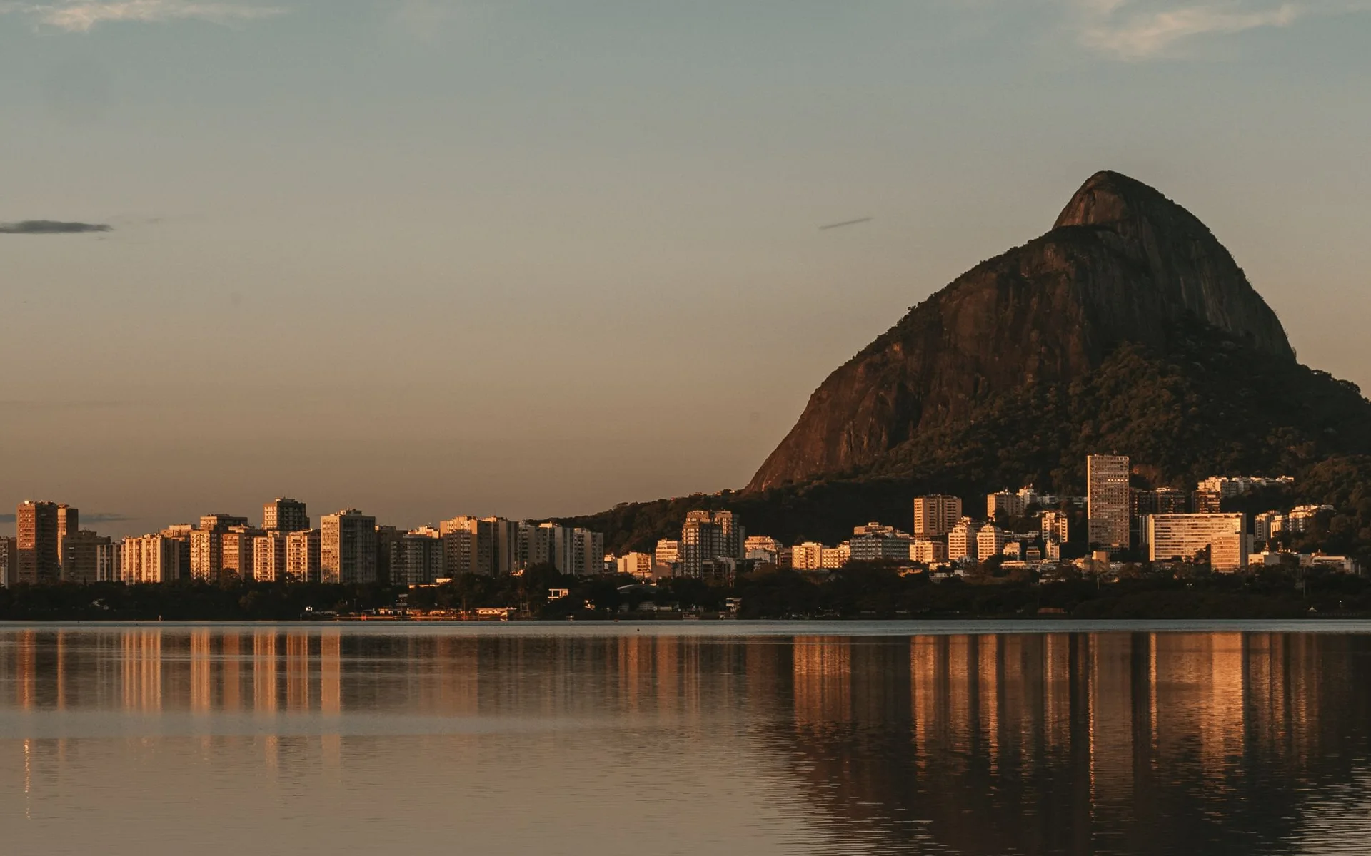 Rio de Janeiro und Zuckerhut bei Sonnenuntergang
