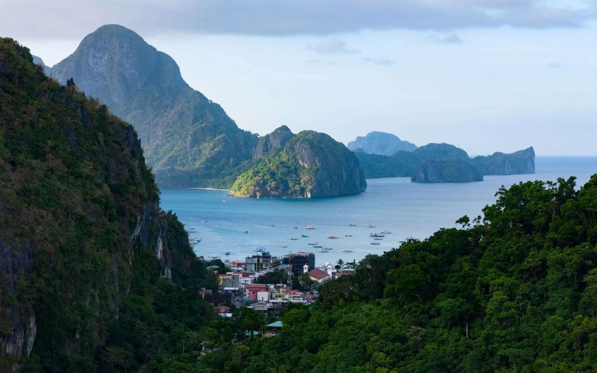 Grüne Inseln und blaues Meer bei El Nido auf Palawan