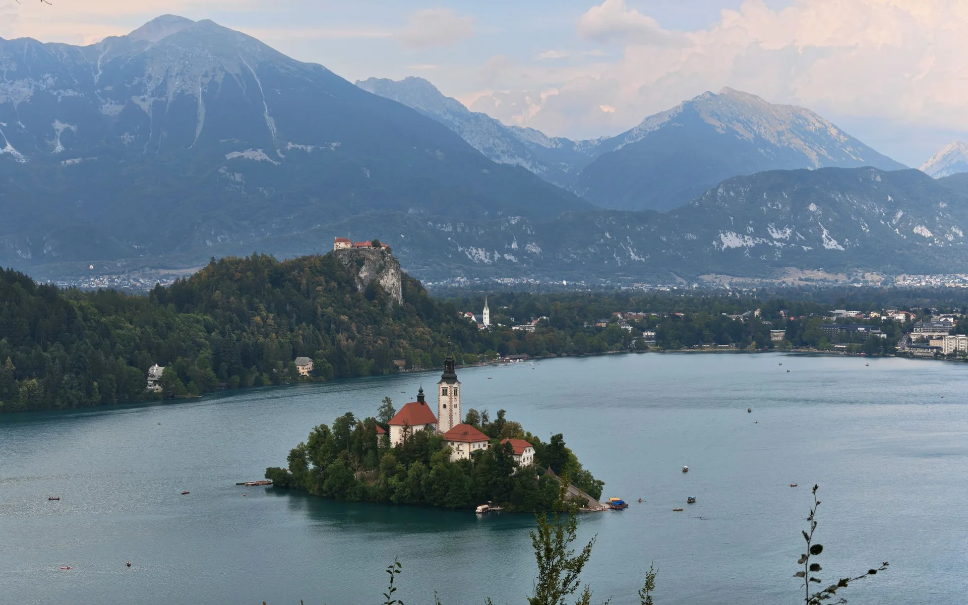 Bleder See mit Inselkirche vor den Alpen
