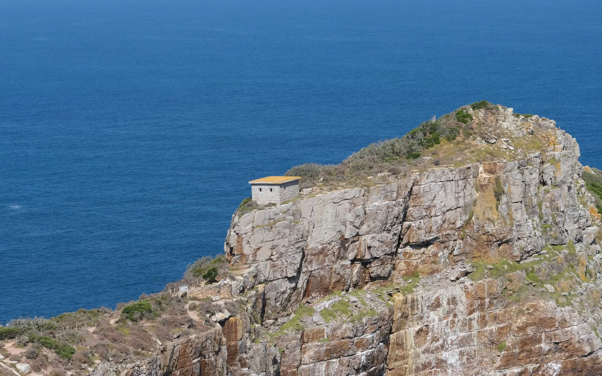 Klippen und Meer an der Kaphalbinsel in Südafrika
