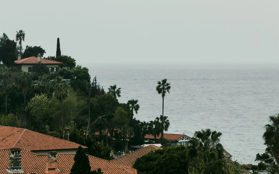 Dächer von Antalya mit Blick auf das Mittelmeer