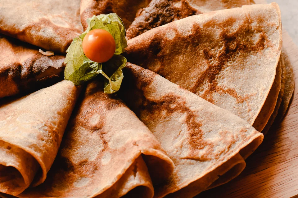 BookNoFees: Beispielfoto: Auf einem Teller angerichtete Crêpes