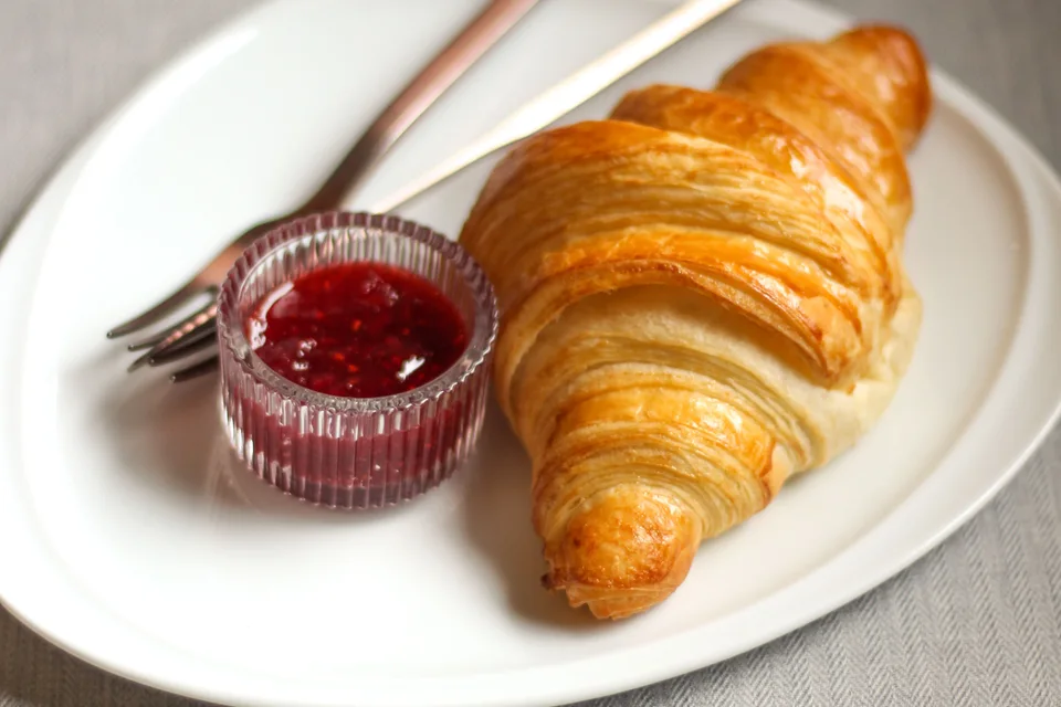 BookNoFees: Beispielfoto: Croissant mit Marmelade