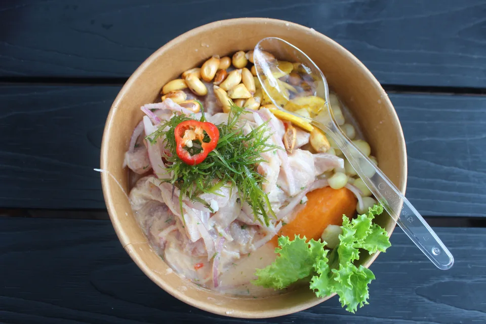 BookNoFees: Beispielfoto: Fisch-Ceviche mit Zwiebeln und Mais