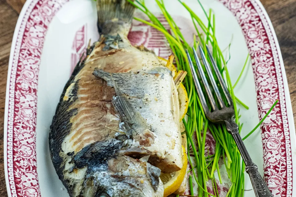 Beispielfoto: Gegrillter Fisch mit Zitrone