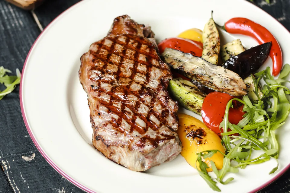 BookNoFees: Beispielfoto: Gegrilltes Steak, serviert mit Gemüse