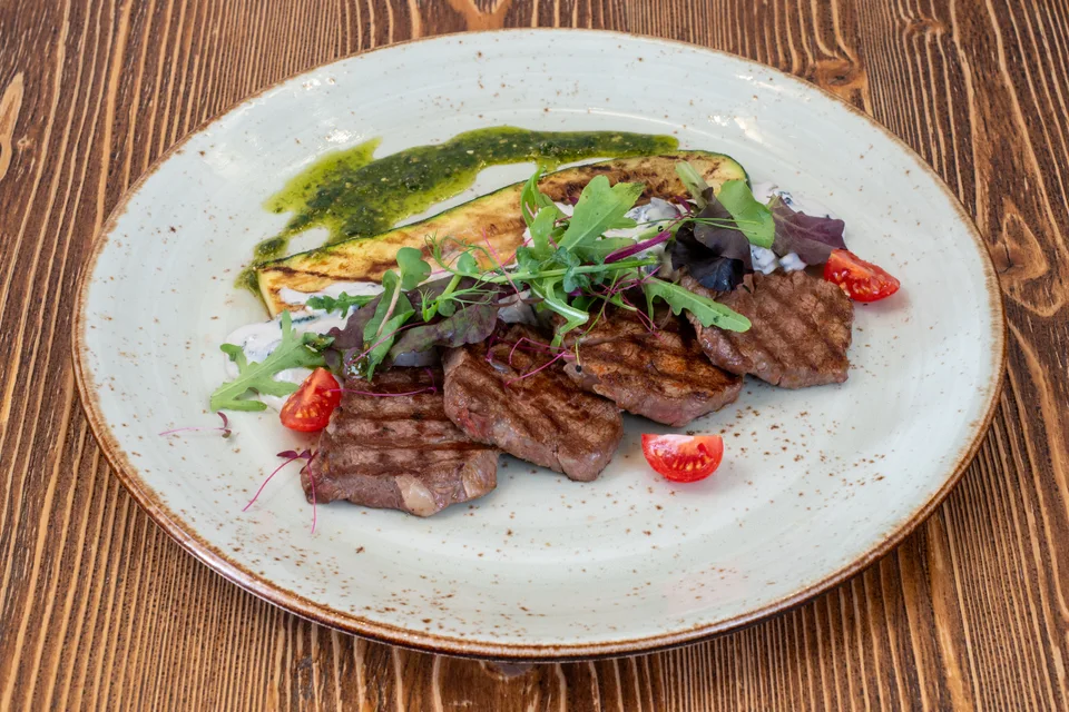 BookNoFees: Beispielfoto: In Scheiben geschnittenes Steak, serviert mit Gemüse