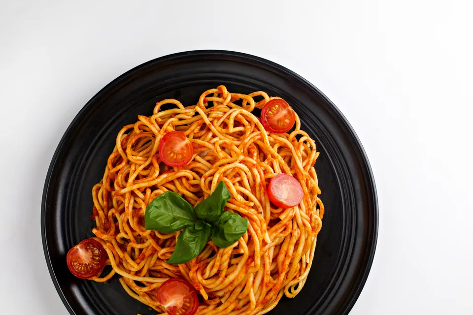 Beispielfoto: Spaghetti mit Tomatensosse und Basilikum
