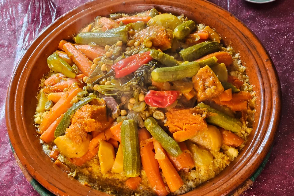 BookNoFees: Beispielfoto: Buntes Gemüse, serviert in einer Tajine